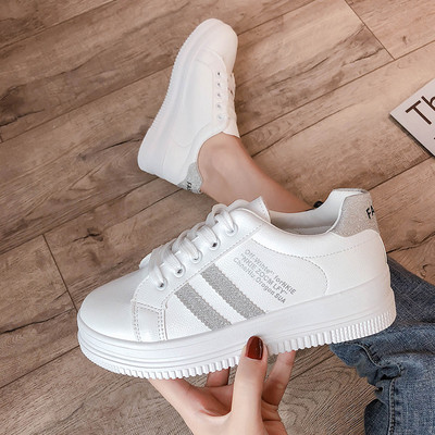 Μοντέρνα γυναικεία αθλητικά παπούτσια σε λευκό με ίσια πέλματα και κορδόνια