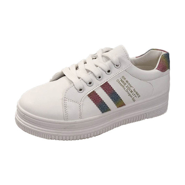 Μοντέρνα γυναικεία αθλητικά παπούτσια σε λευκό με ίσια πέλματα και κορδόνια