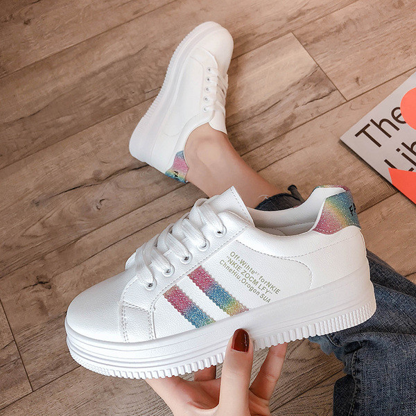 Μοντέρνα γυναικεία αθλητικά παπούτσια σε λευκό με ίσια πέλματα και κορδόνια