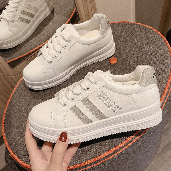 Μοντέρνα γυναικεία αθλητικά παπούτσια σε λευκό με ίσια πέλματα και κορδόνια