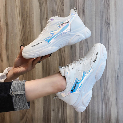 Γυναικεία αθλητικά παπούτσια σε λευκό χρώμα και γράμματα