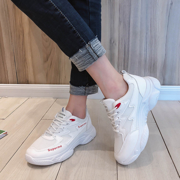 Γυναικεία αθλητικά παπούτσια σε λευκό χρώμα και γράμματα