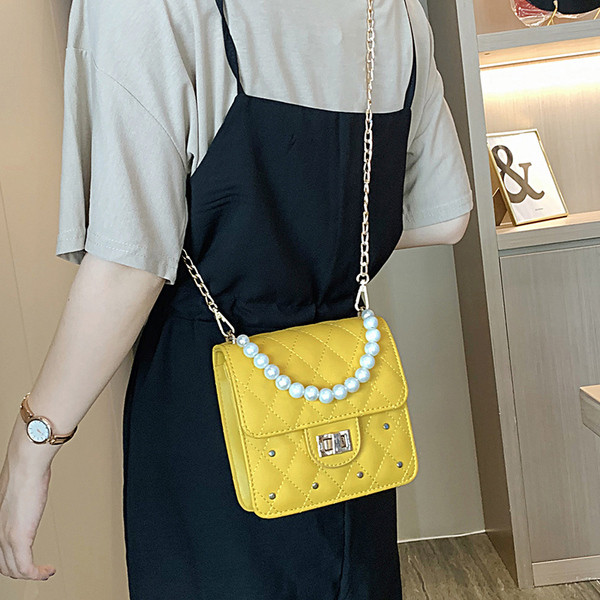 Geanta de dama moderna cu inchidere metalica