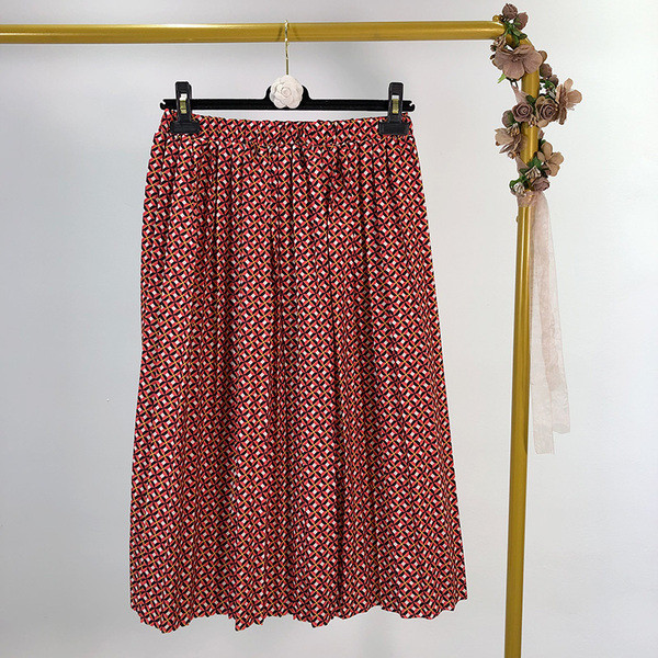 Fusta lunga plisata de dama cu model cu model