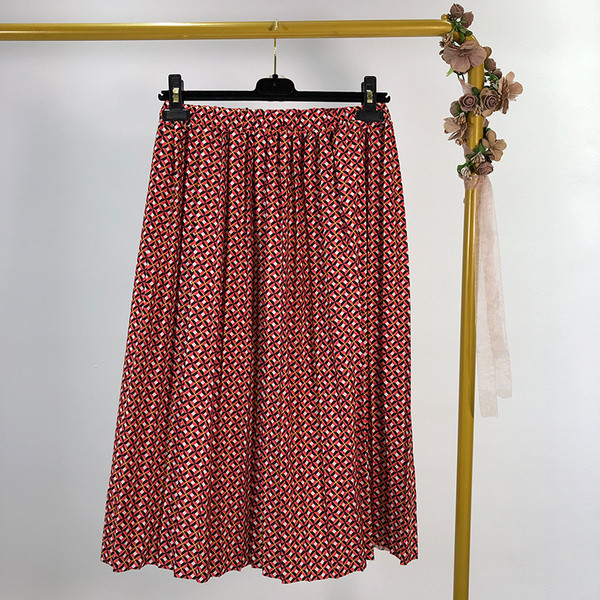 Fusta lunga plisata de dama cu model cu model