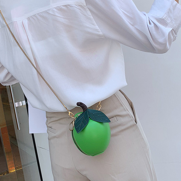 Geanta dama cu lant metalic cu element 3D