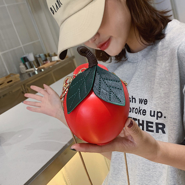 Geanta dama cu lant metalic cu element 3D