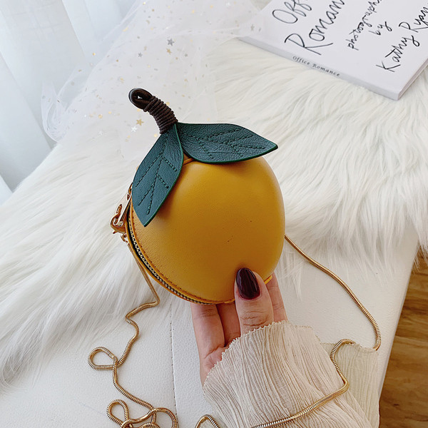 Geanta dama cu lant metalic cu element 3D