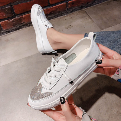 Μοντέρνα γυναικεία αθλητικά παπούτσια με  επίπεδη σόλα σε ασήμι και άσπρο χρώμα