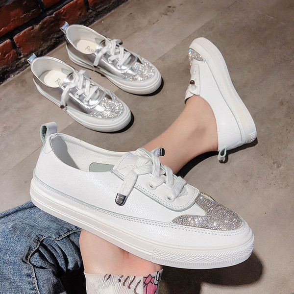 Μοντέρνα γυναικεία αθλητικά παπούτσια με  επίπεδη σόλα σε ασήμι και άσπρο χρώμα