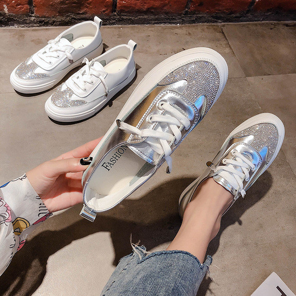 Μοντέρνα γυναικεία αθλητικά παπούτσια με  επίπεδη σόλα σε ασήμι και άσπρο χρώμα