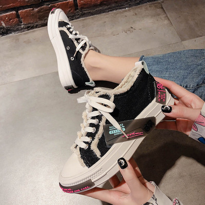 Μοντέρνα γυναικεία αθλητικά παπούτσια με  επίπεδη σόλα σε τρία χρώματα