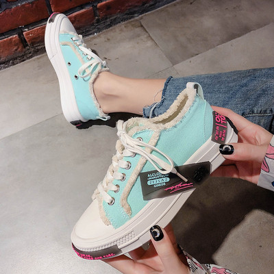 Μοντέρνα γυναικεία αθλητικά παπούτσια με  επίπεδη σόλα σε τρία χρώματα