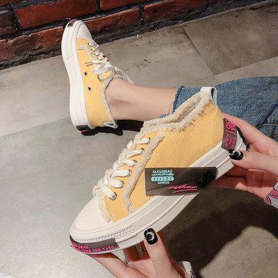 Μοντέρνα γυναικεία αθλητικά παπούτσια με  επίπεδη σόλα σε τρία χρώματα