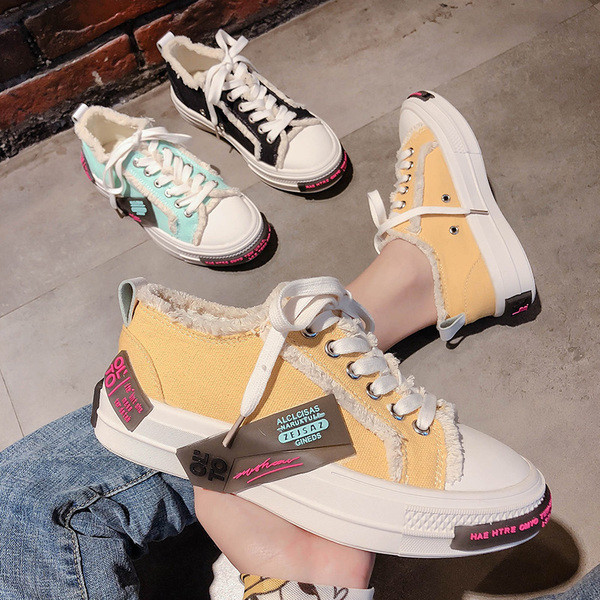 Μοντέρνα γυναικεία αθλητικά παπούτσια με  επίπεδη σόλα σε τρία χρώματα