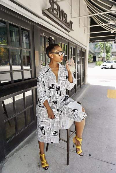 Rochie lungă de damă actuală în galben și alb