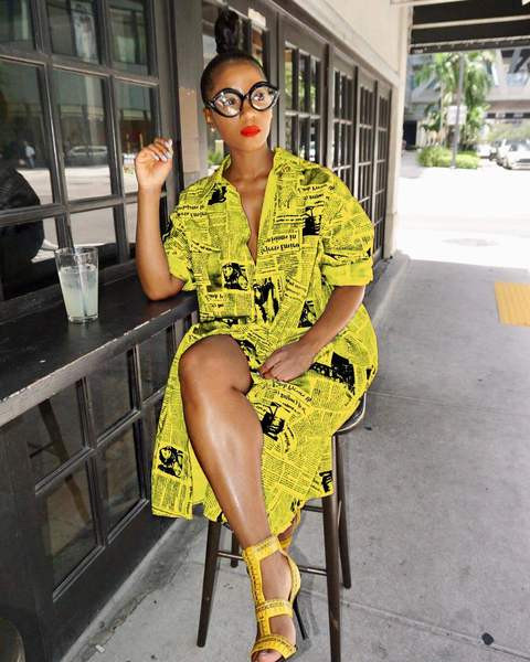 Rochie lungă de damă actuală în galben și alb