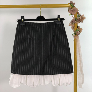 Fusta scurta in dungi cu nasturi si buzunare