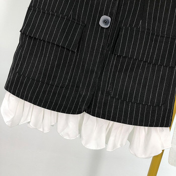 Fusta scurta in dungi cu nasturi si buzunare