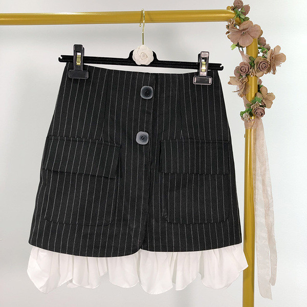 Fusta scurta in dungi cu nasturi si buzunare