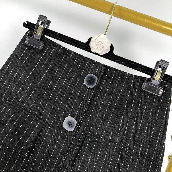 Fusta scurta in dungi cu nasturi si buzunare