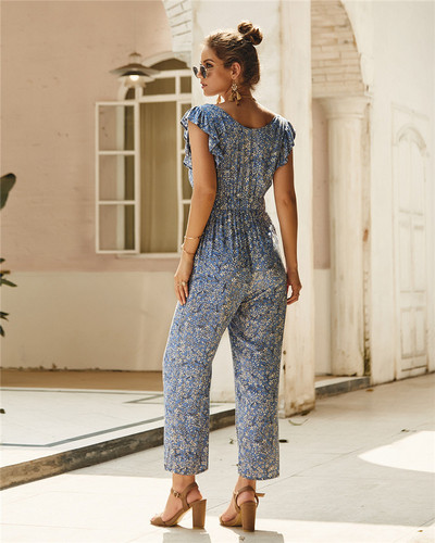 Salopetă de damă modernă cu decolteu în V și nasturi