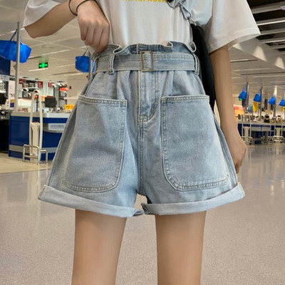 Pantaloni scurti de dama model lat cu curea de culoare deschisa