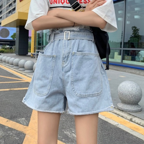 Pantaloni scurti de dama model lat cu curea de culoare deschisa