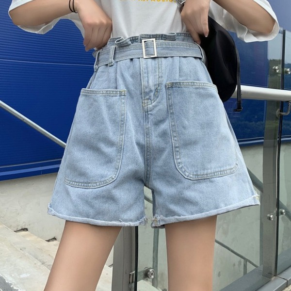 Pantaloni scurti de dama model lat cu curea de culoare deschisa