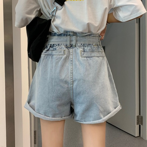 Pantaloni scurti de dama model lat cu curea de culoare deschisa