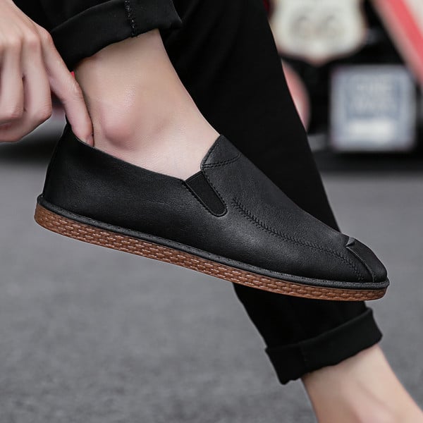 Öko bőrből készült modern férfi mokaszin fehér és fekete színben