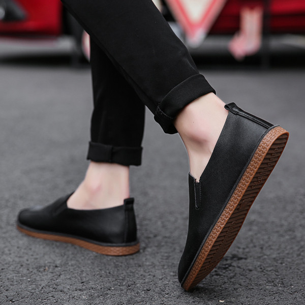 Öko bőrből készült modern férfi mokaszin fehér és fekete színben