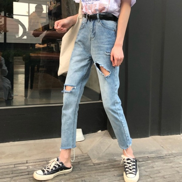 Blugi casual de dama cu motive rupte si talie inalta de culoare deschisa