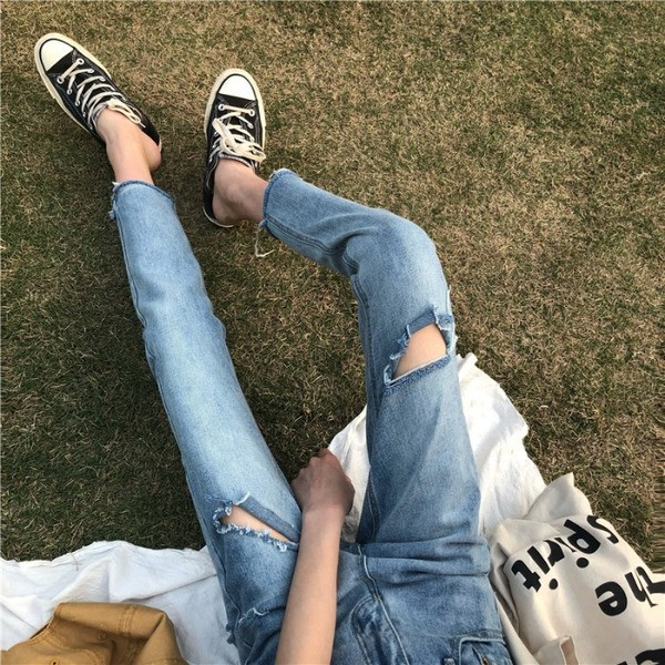 Blugi casual de dama cu motive rupte si talie inalta de culoare deschisa