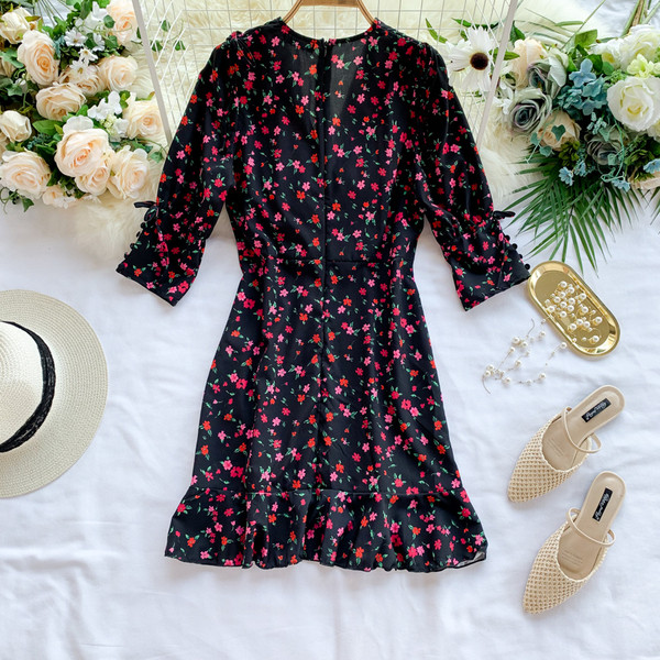 Rochie de dama actuala cu model floral si decolteu in V