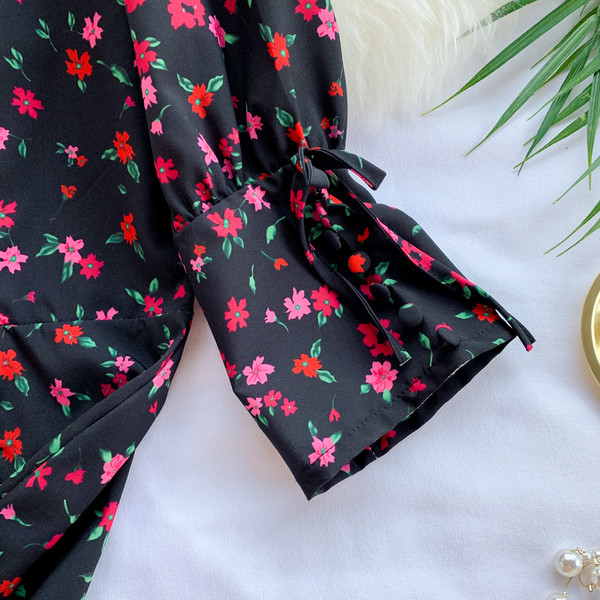 Rochie de dama actuala cu model floral si decolteu in V