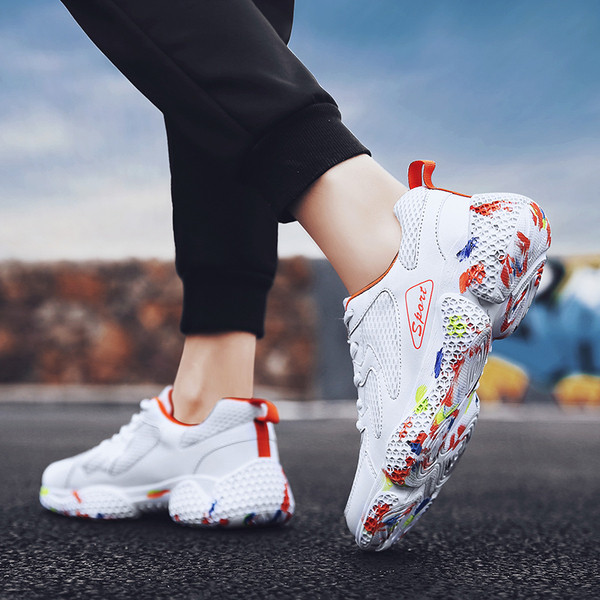 Tenisi actuali pentru bărbați cu inscripție - în trei culori