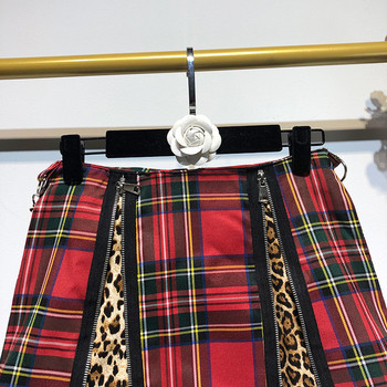 Női kockás szoknya harisnyatartóval, állatmintával