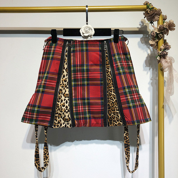 Női kockás szoknya harisnyatartóval, állatmintával
