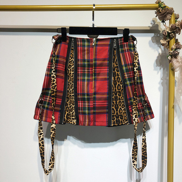 Női kockás szoknya harisnyatartóval, állatmintával