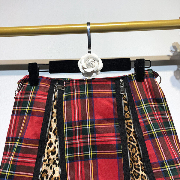 Női kockás szoknya harisnyatartóval, állatmintával