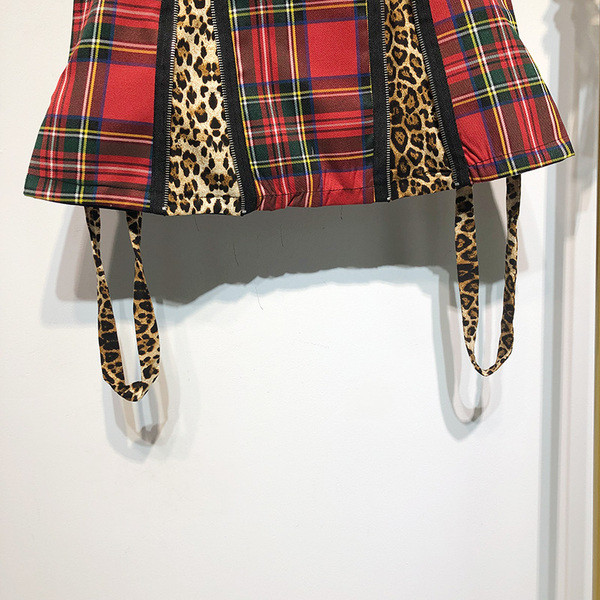 Női kockás szoknya harisnyatartóval, állatmintával