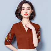 Cămașă elegantă de damă, cu decolteu în V și broderie pe mâneci