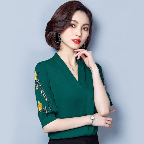 Cămașă elegantă de damă, cu decolteu în V și broderie pe mâneci