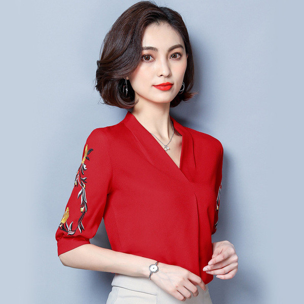 Cămașă elegantă de damă, cu decolteu în V și broderie pe mâneci