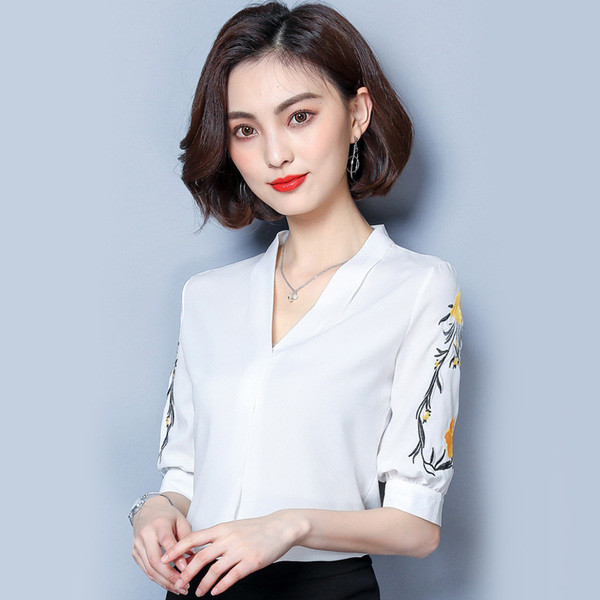 Cămașă elegantă de damă, cu decolteu în V și broderie pe mâneci