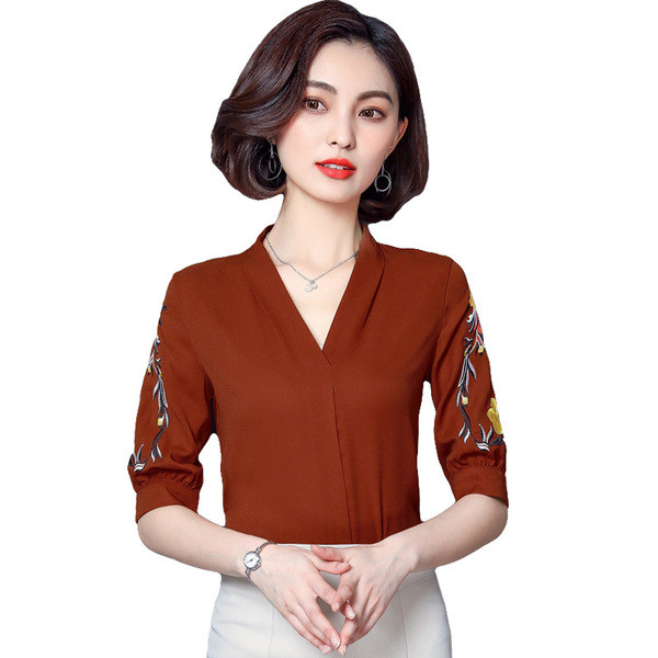 Cămașă elegantă de damă, cu decolteu în V și broderie pe mâneci