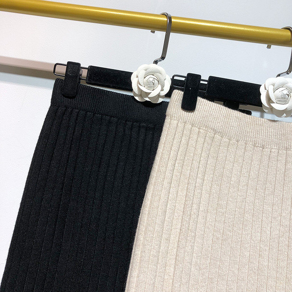 Fusta lunga plisata din tricotat subtire in doua culori