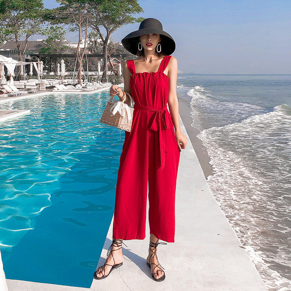 Salopetă de damă modernă cu curea în roșu