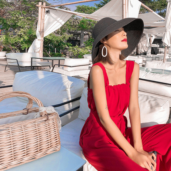 Salopetă de damă modernă cu curea în roșu